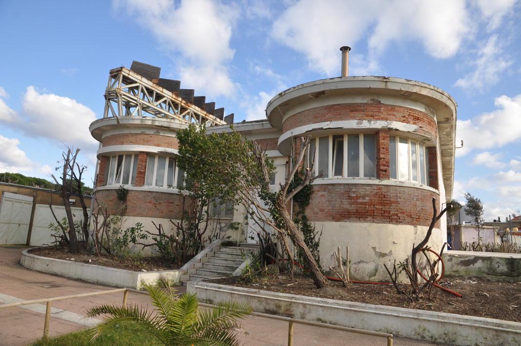 L'ex Circolo Forestieri nel degrado (foto Falorni/Silvi)