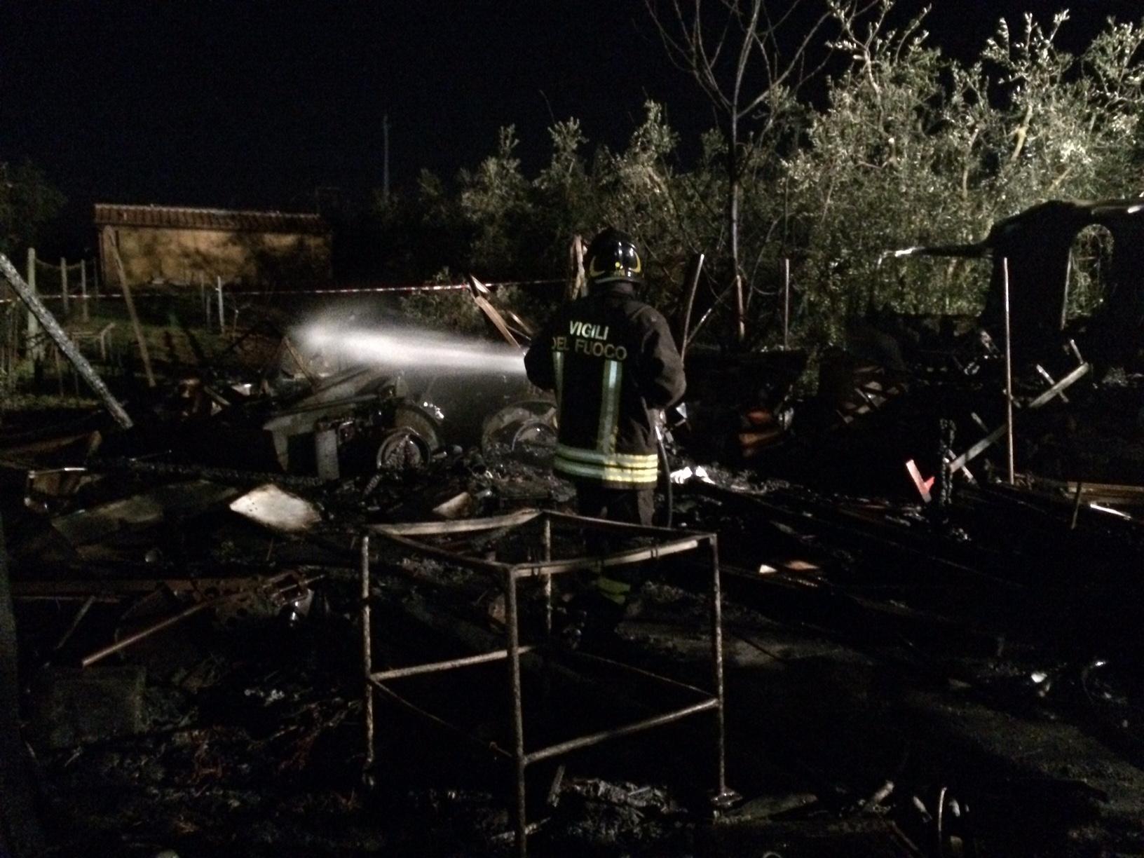Un vigile del fuoco in azione in località La Cerreta a Donoratico