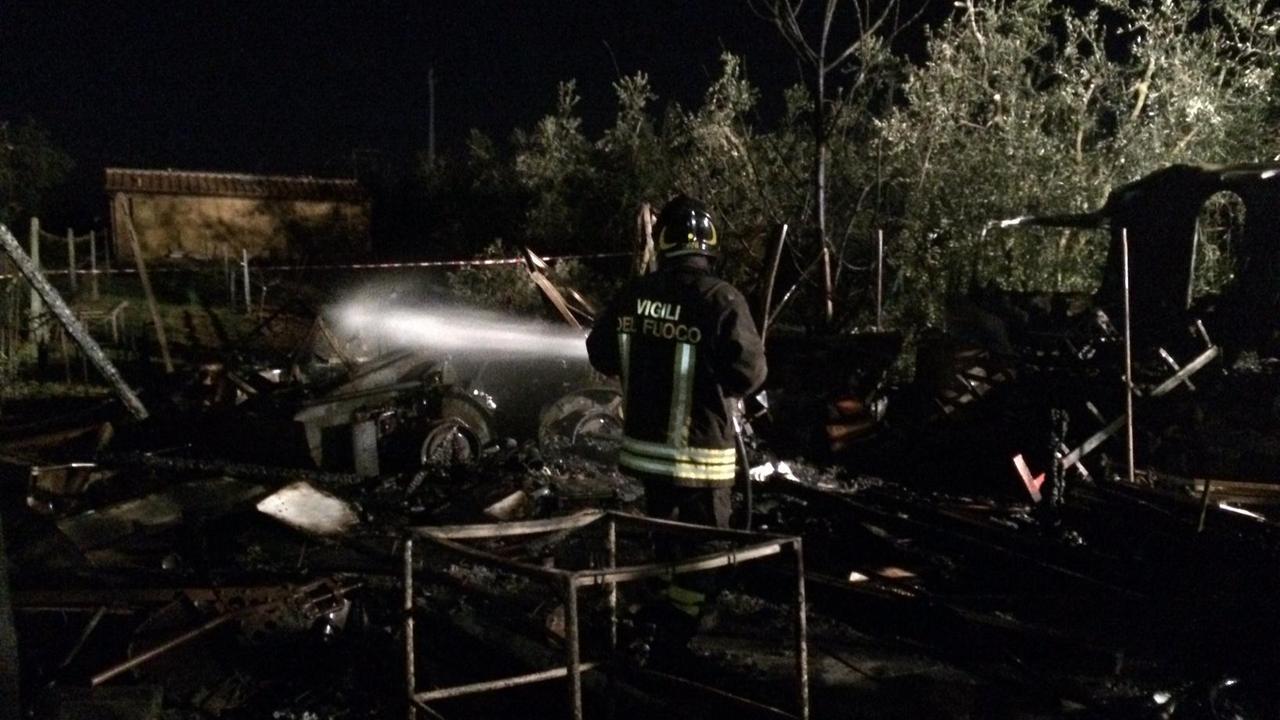 Un vigile del fuoco in azione in località La Cerreta a Donoratico