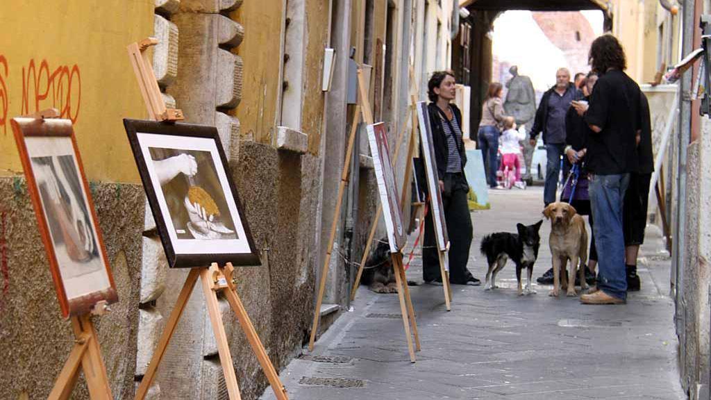 Persone in coda per Studi aperti