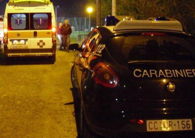 Buttano giù la porta e rapinano padre e figlia 
