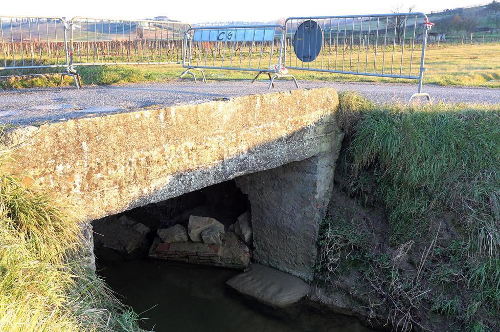 Crolla il ponte sul rio, disagi per una decina di famiglie