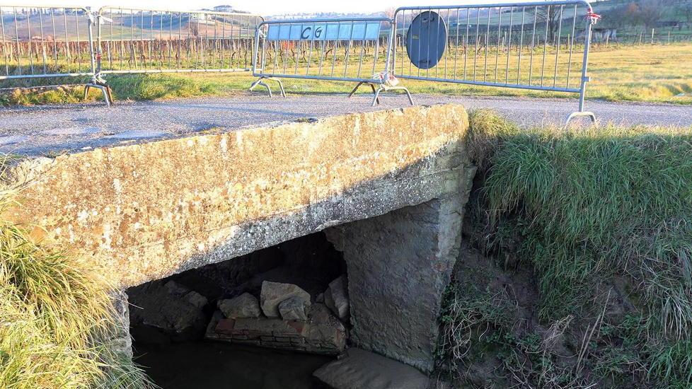 Crolla il ponte sul rio, disagi per una decina di famiglie