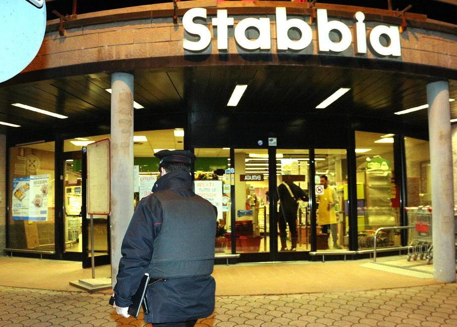 Terzo colpo del rapinatore con la pistola 