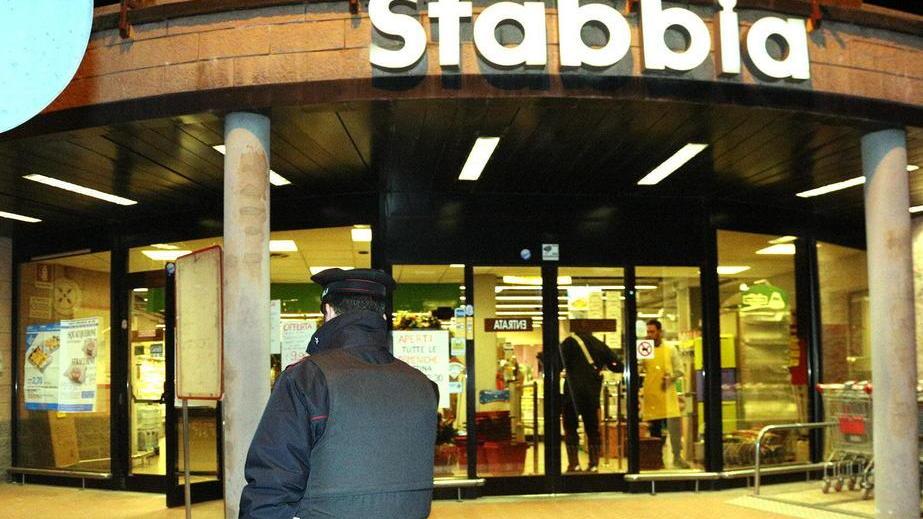 Terzo colpo del rapinatore con la pistola