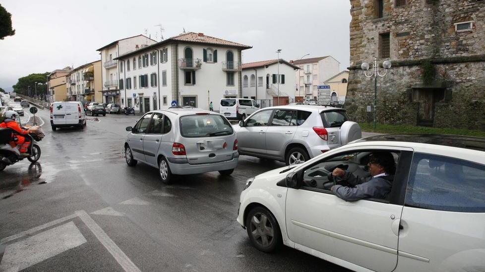 I commercianti: riapriamo la rotonda alla Torre Matilde