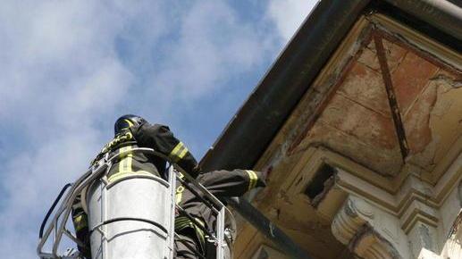 Paura al liceo Carducci Pezzi di cornicione piovono sugli studenti
