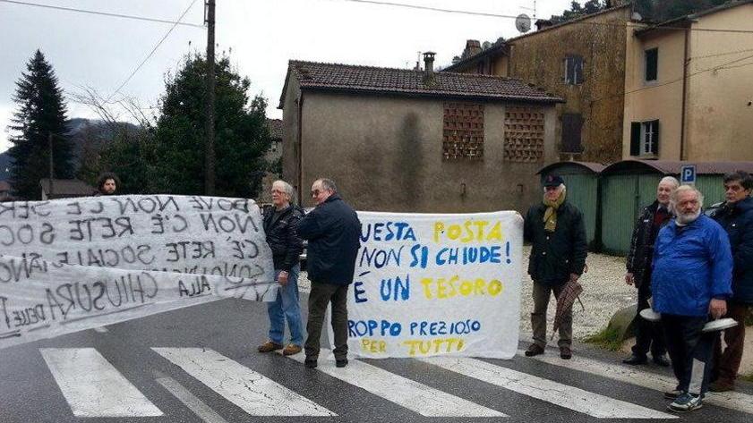 Corteo e volantinaggio per salvare l’ufficio postale