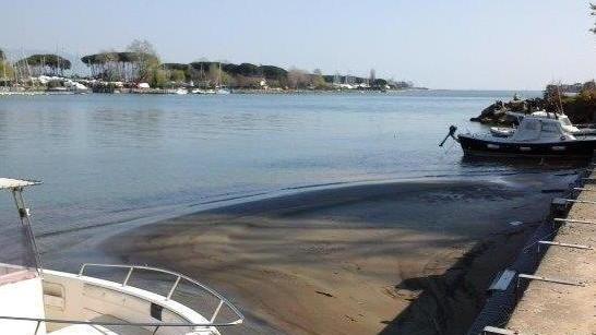«La sabbia ammucchiata alla foce soffoca nautica, lavoro e turismo»