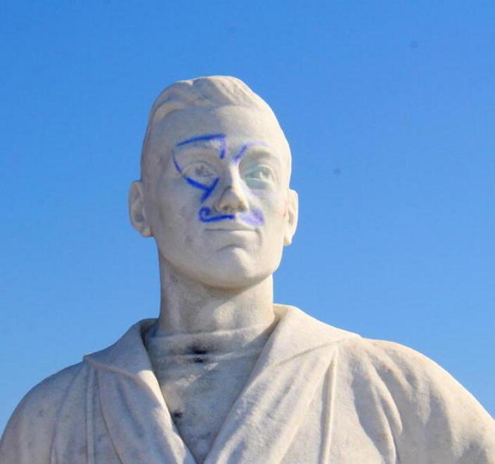 Imbrattata la statua del Marinaio