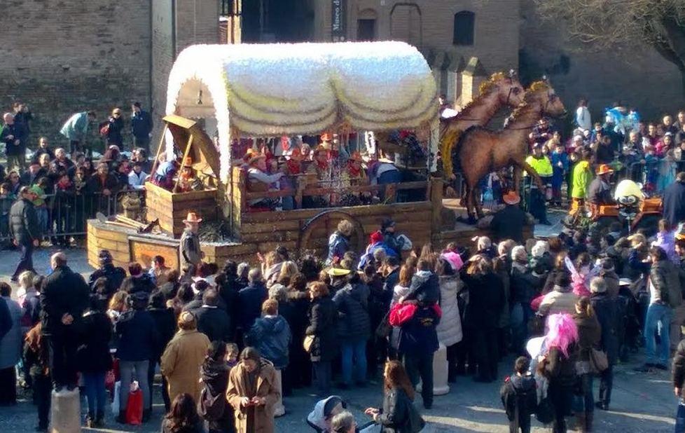 Carnevale, mille in piazza e sfilata dei dodici carri 