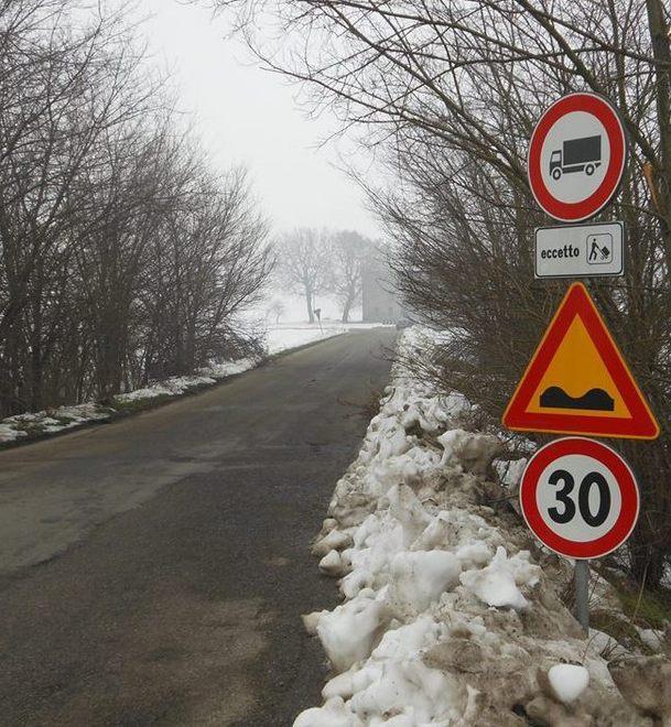Via Razza, la rabbia dei cittadini «E’ piena di buche e pericolosa»