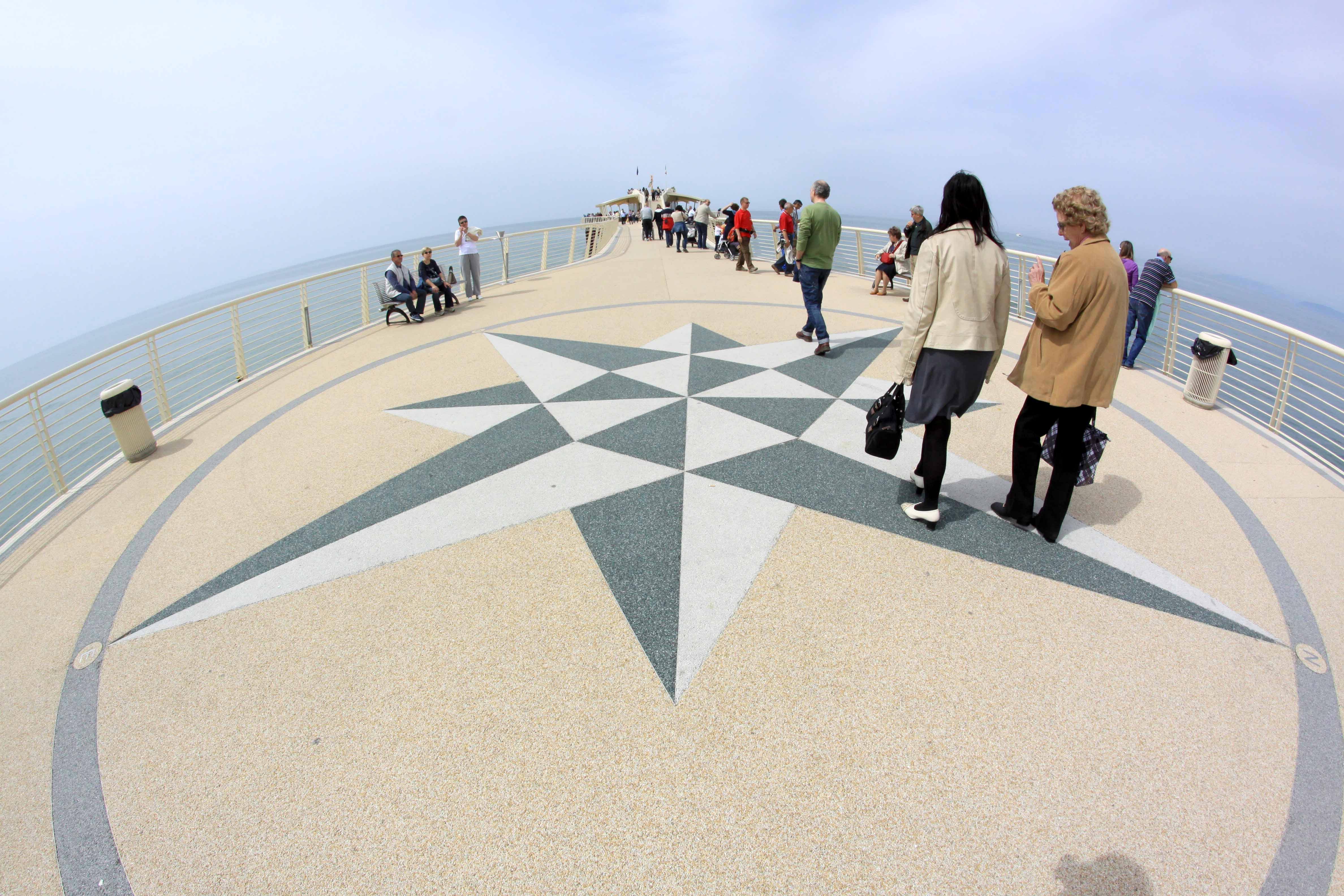 Turisti sul nuovo pontile di Lido di Camaiore