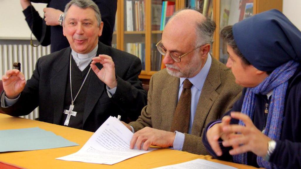 La firma dell'accordo tra Simone Giusti, Francesco De Leo e suor Raffaella Spiezio