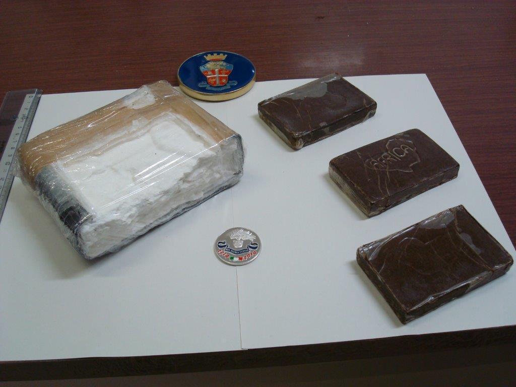 Panetti di droga sequestrati dai carabinieri di Pontremoli