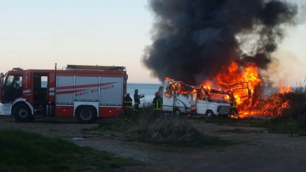 Il camper in fiamme
