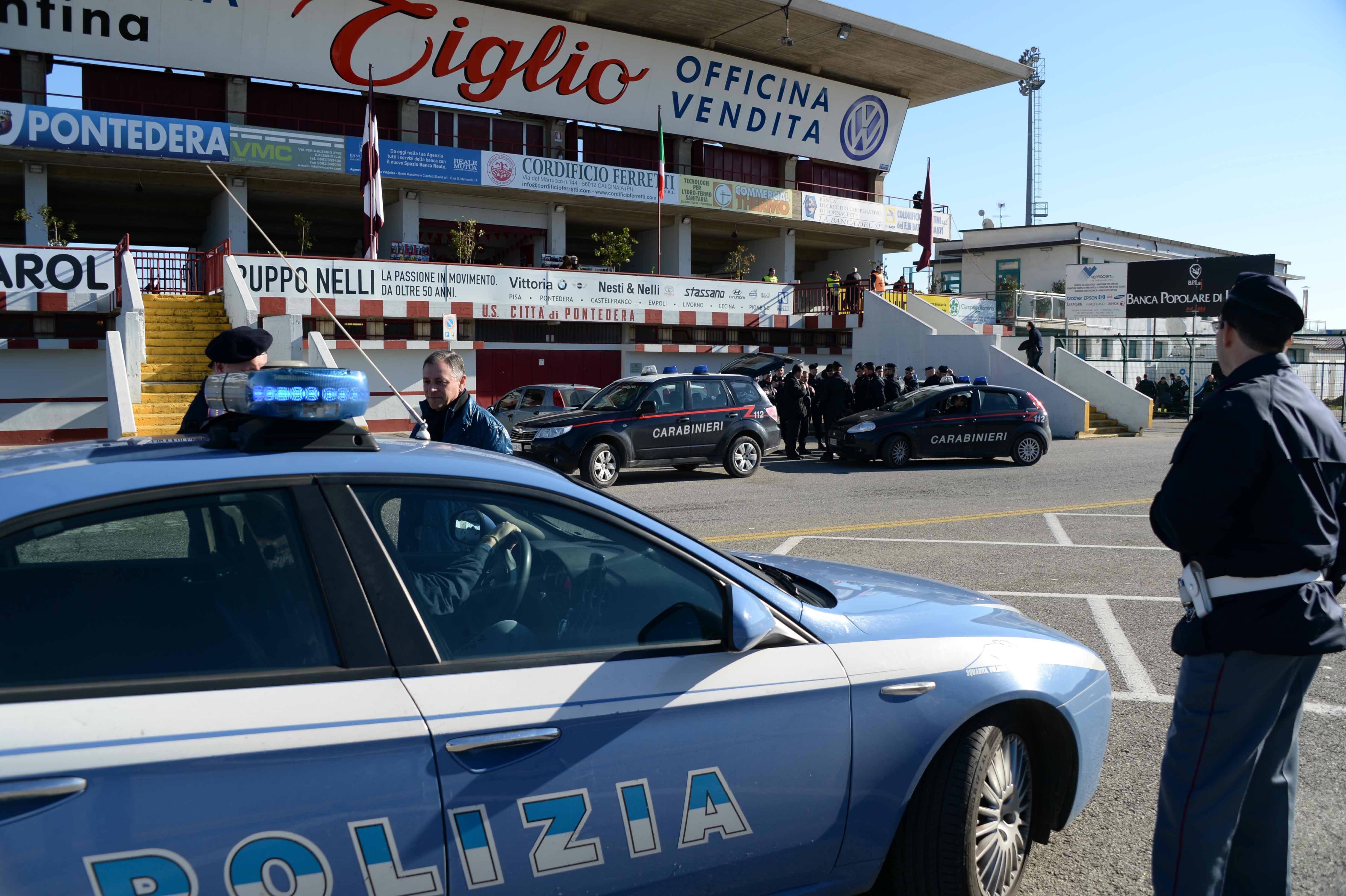 La polizia davanti allo stadio Mannucci (foto Franco Silvi)