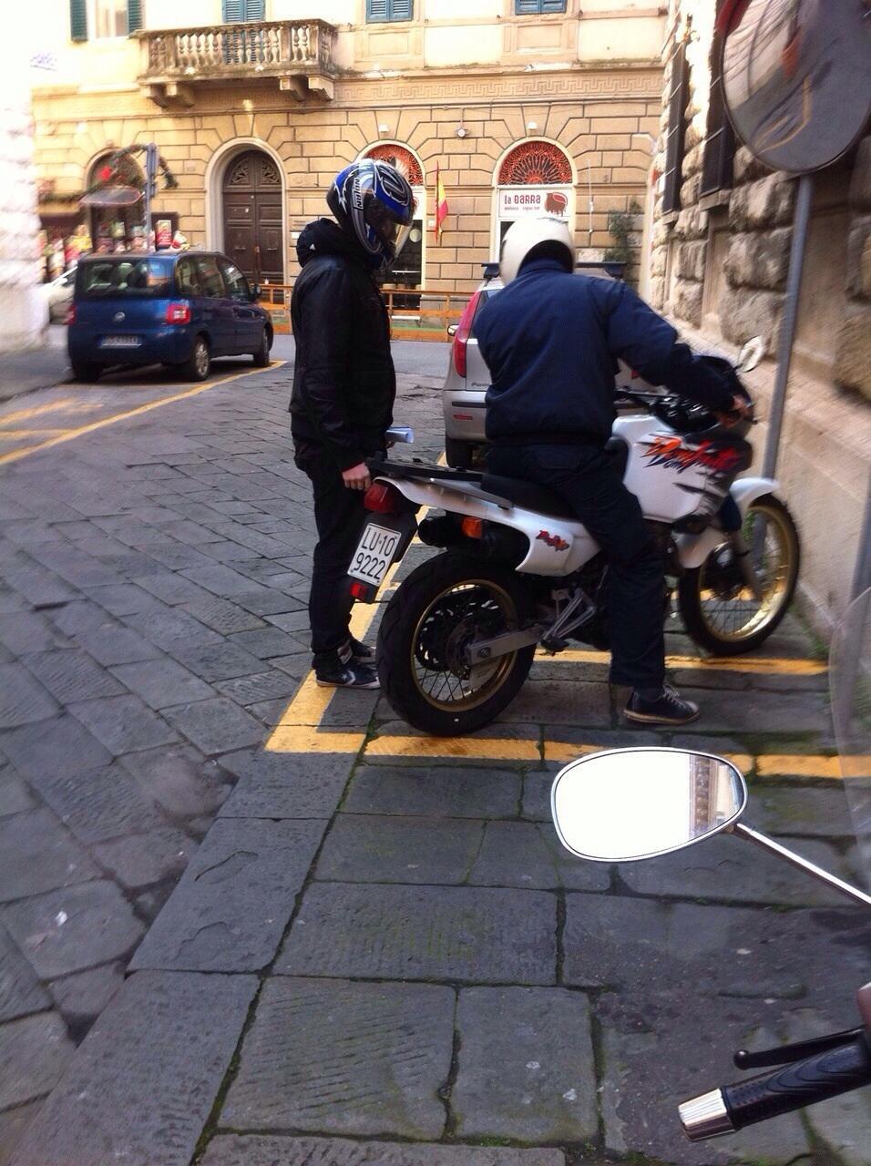 Daniele Logli (in piedi) con il padre davanti al comando dei carabinieri