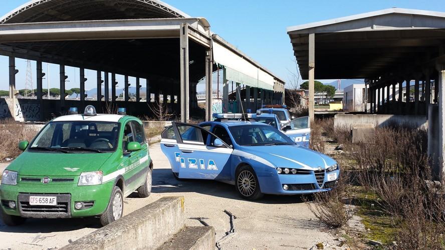 Le pattuglie della Polizia di Stato e del Corpo forestale nell'area ex Galazzo