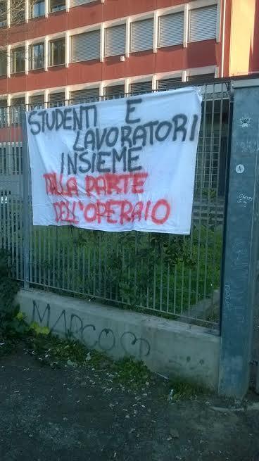 Lo striscione di solidarietà ai lavoratori di Eurotintoria esposto davanti al Dagomari