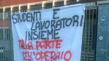 Lo striscione di solidarietà ai lavoratori di Eurotintoria esposto davanti al Dagomari