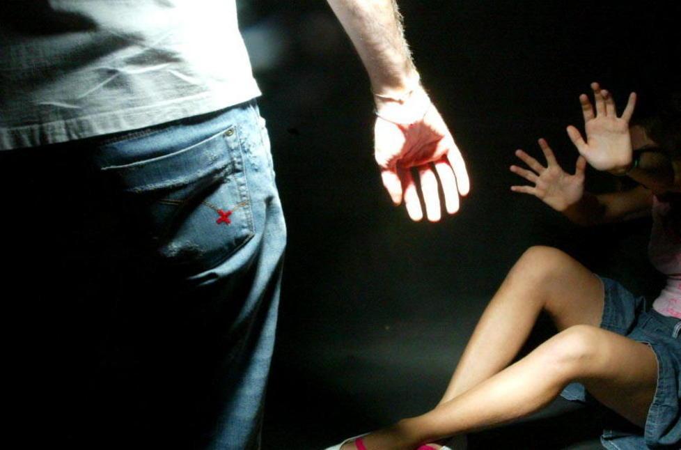 Abusi su una bimba, indagato il padre 