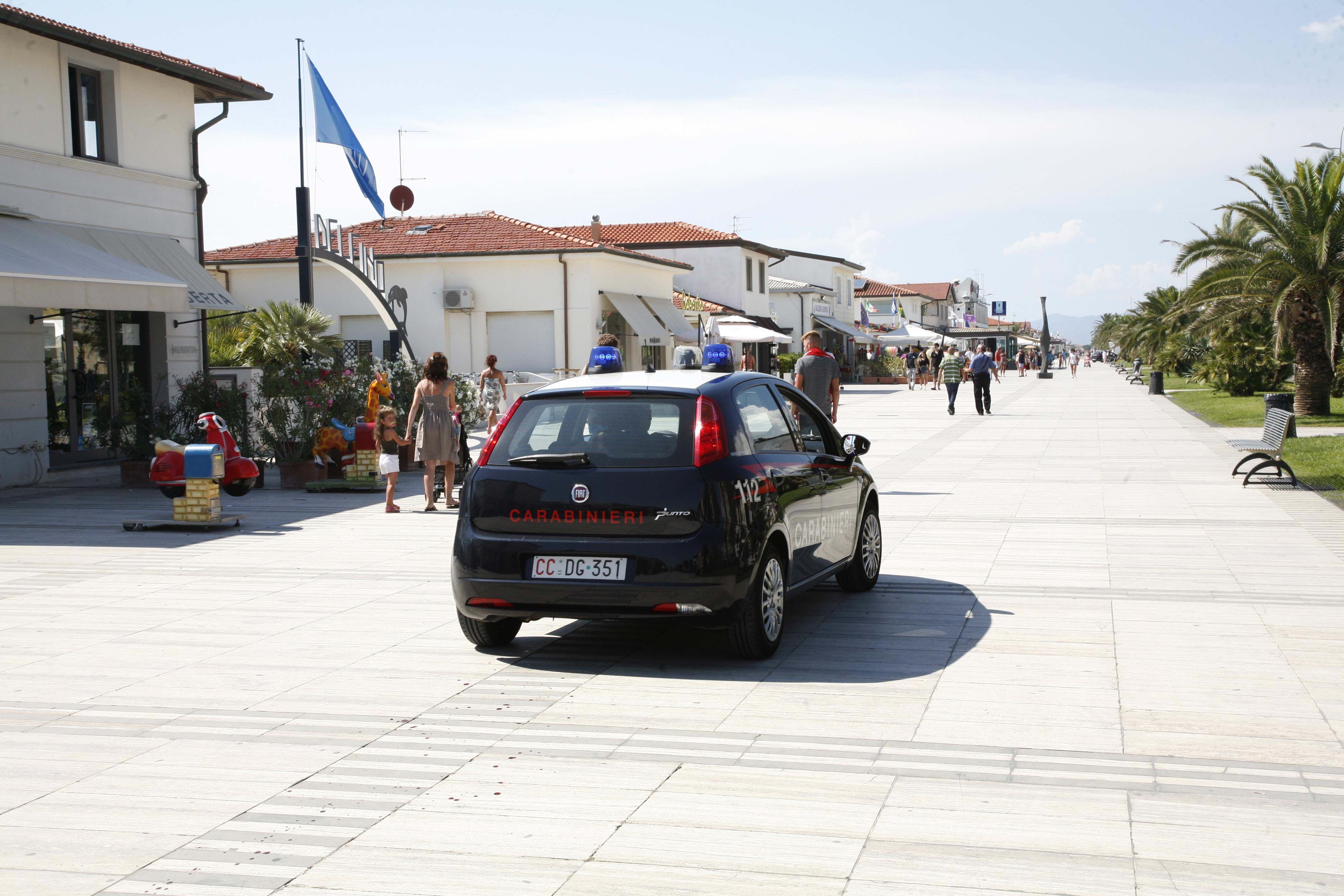 Controlli dei carabinieri a Lido di Camaiore