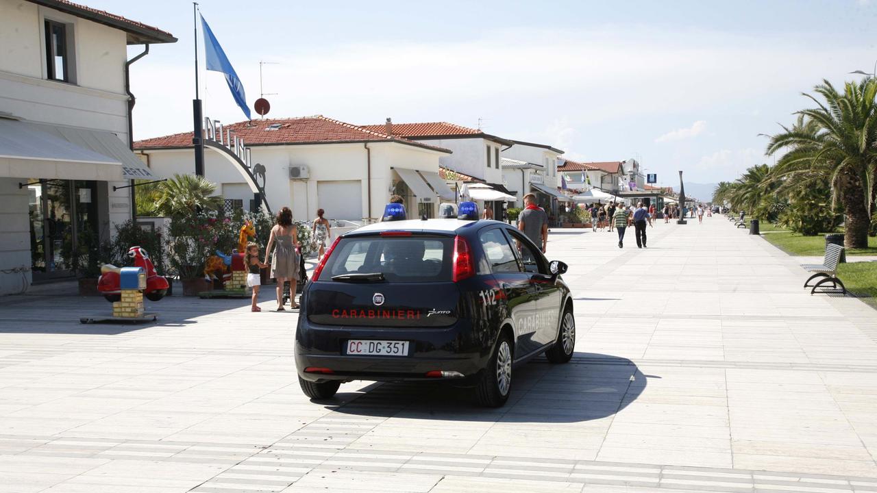 Controlli dei carabinieri a Lido di Camaiore