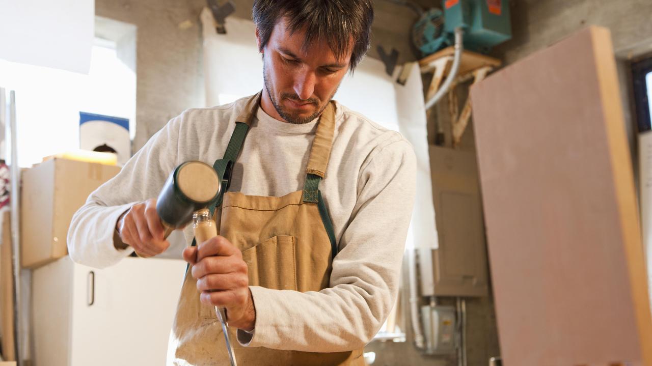 Un artigiano al lavoro