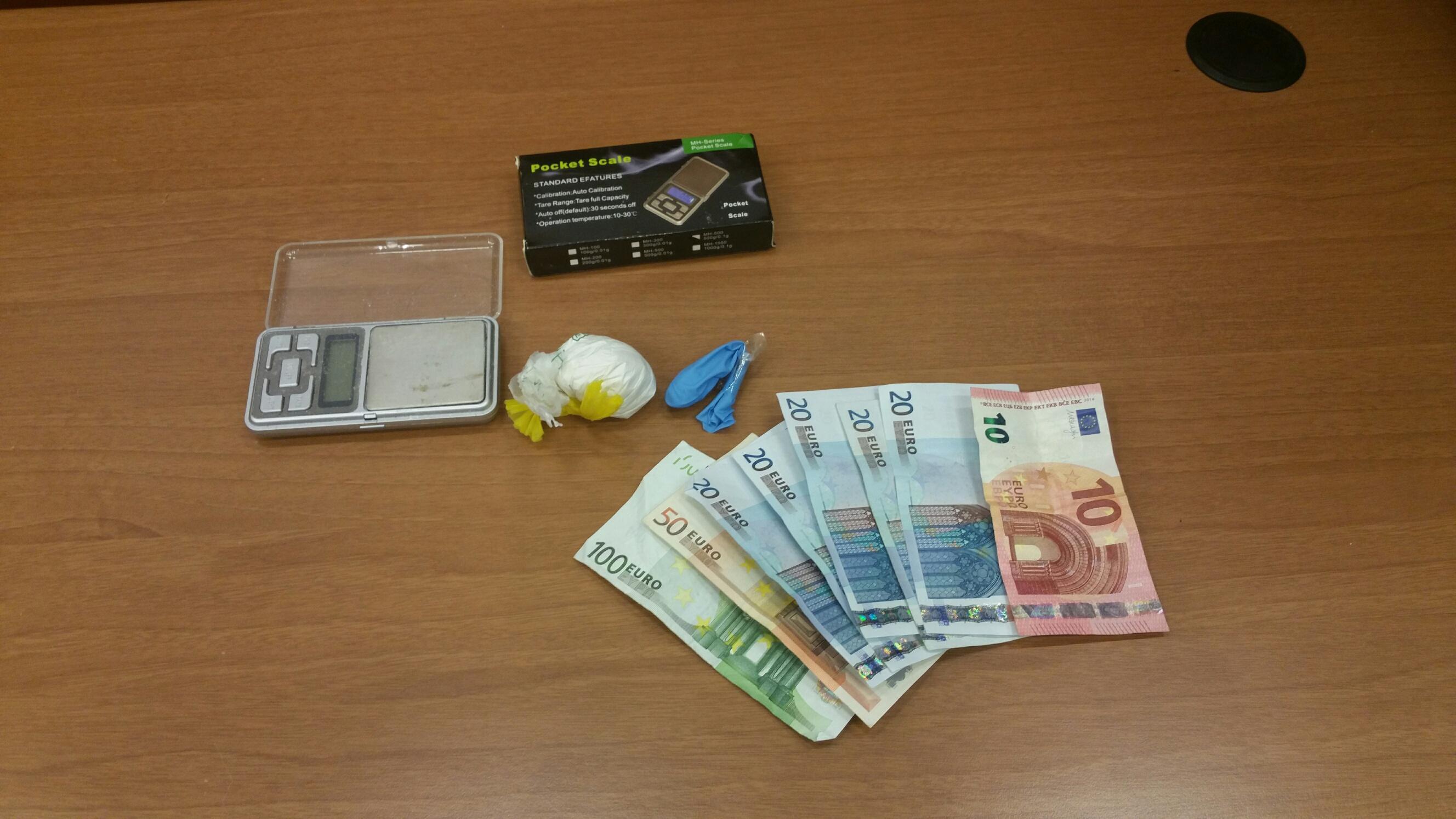 La cocaina e il materiale sequestrato dalla polizia