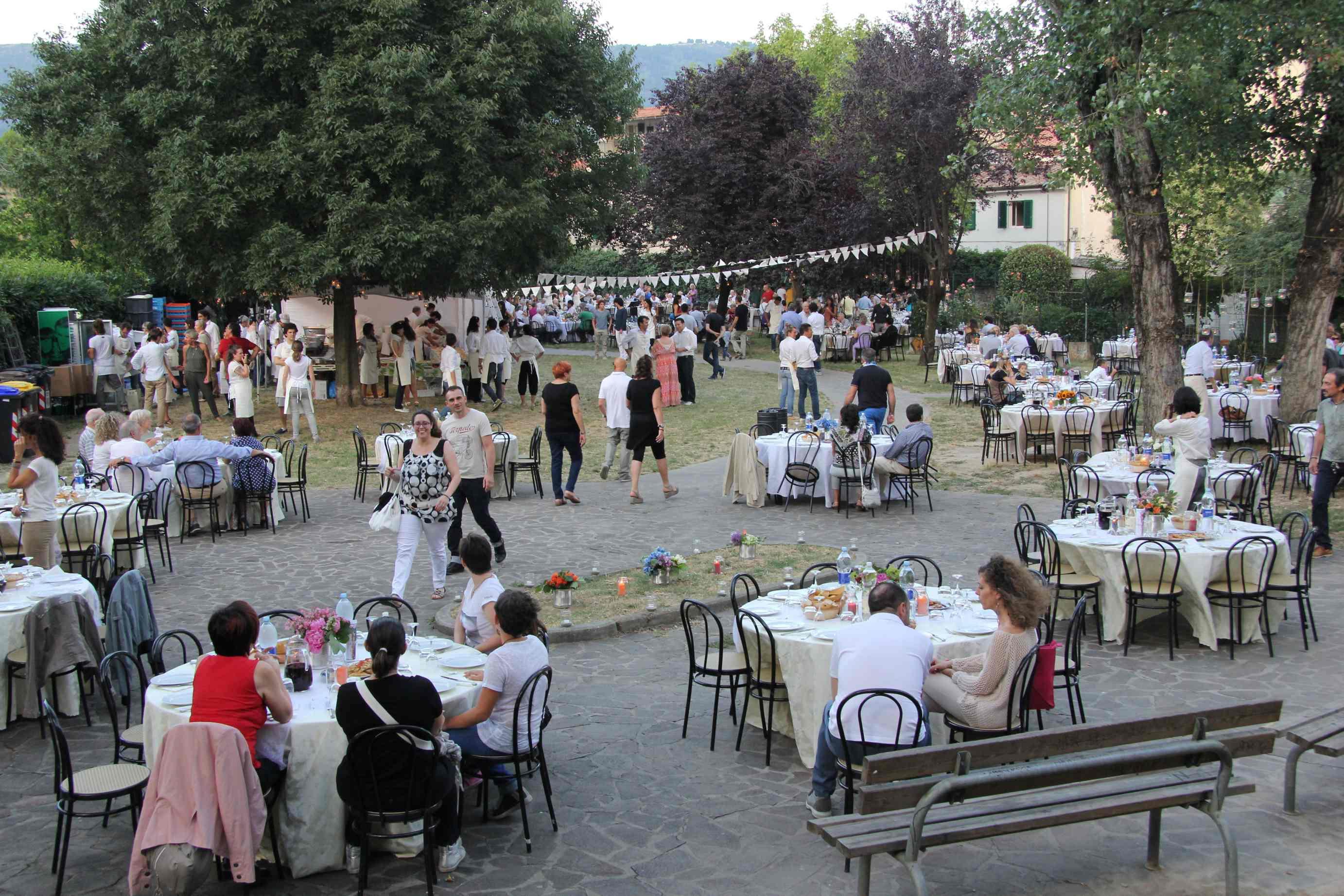 La "cena anti-degrado" di due anni fa nei giardini di Sant'Orsola