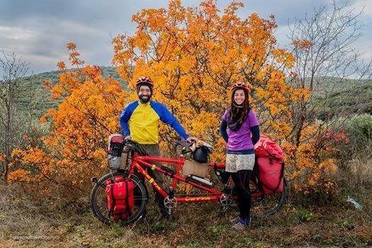 Alessandro e Stefania col loro tandem durante una tappa del viaggio (da Facebook)