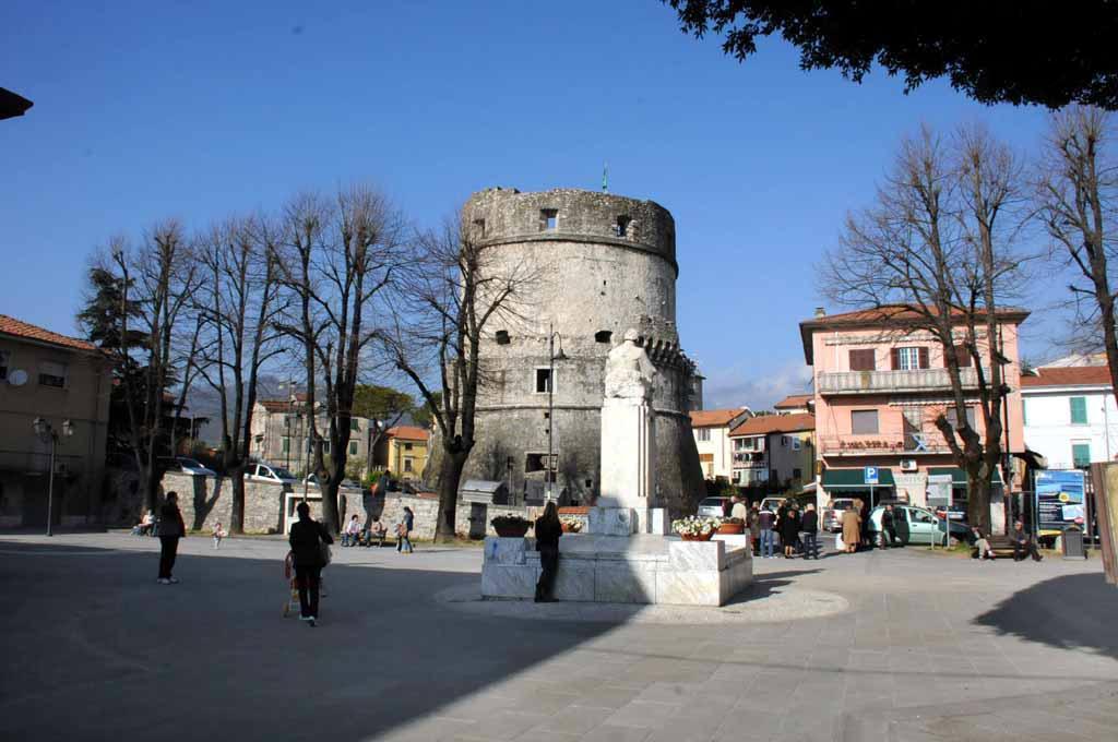 Piazza Finelli ad Avenza (foto d'archivio)