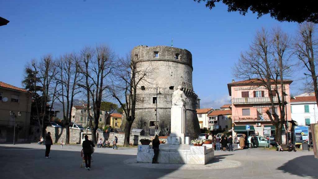 Piazza Finelli ad Avenza (foto d'archivio)