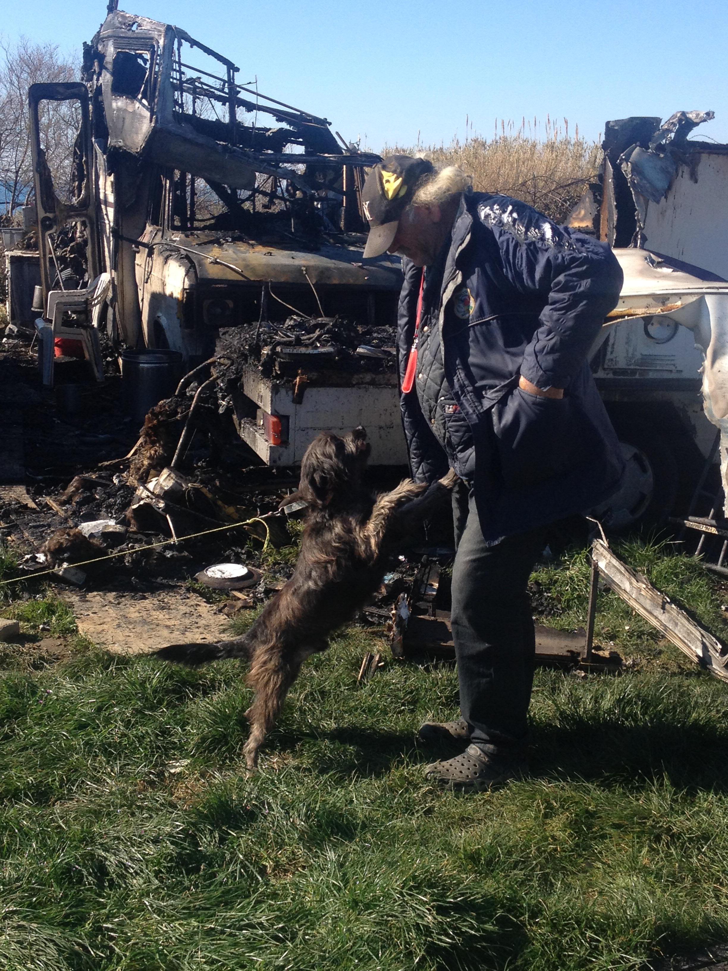 Angelo Gualandi gioca con il suo cane Black, sopravvissuto al rogo