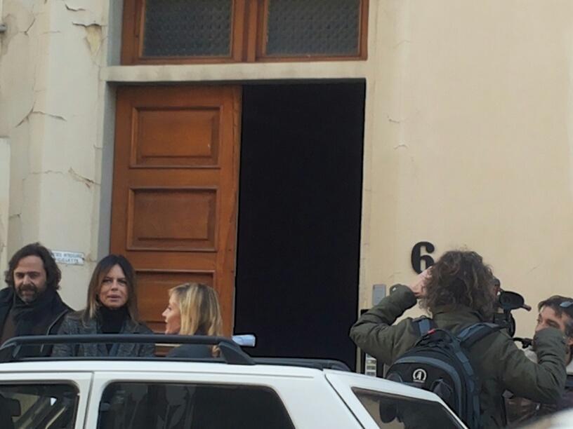 Paola Perego in via Torino davanti alla casa dove Adriana Migliori viveva con i genitori adottivi