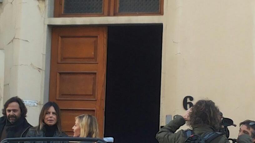 Paola Perego in via Torino davanti alla casa dove Adriana Migliori viveva con i genitori adottivi