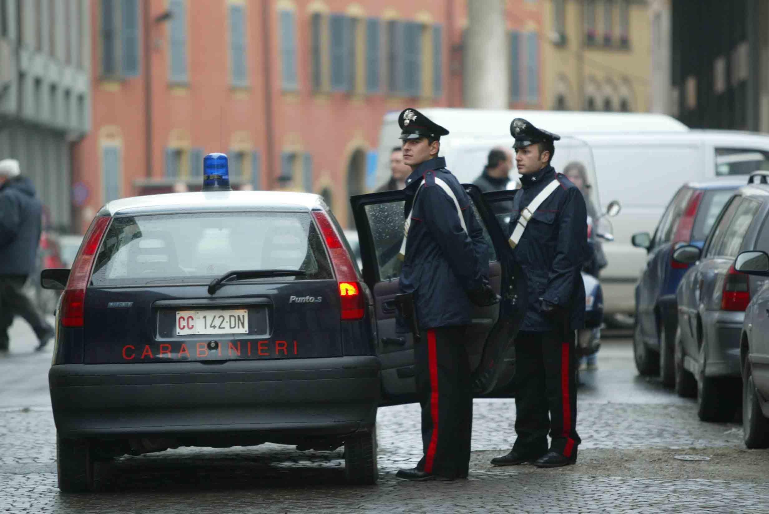 Violenta rissa in via Sessi, uomo ferito a coltellate