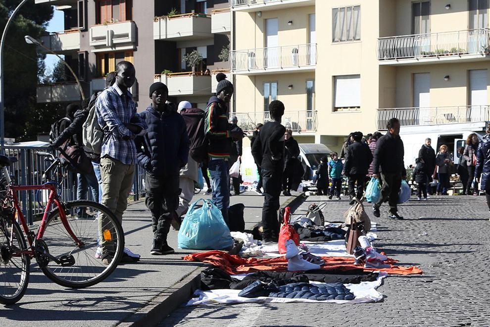 Venditori ambulanti al mercato di Empoli (Foto Agenzia Carlo Sestini)