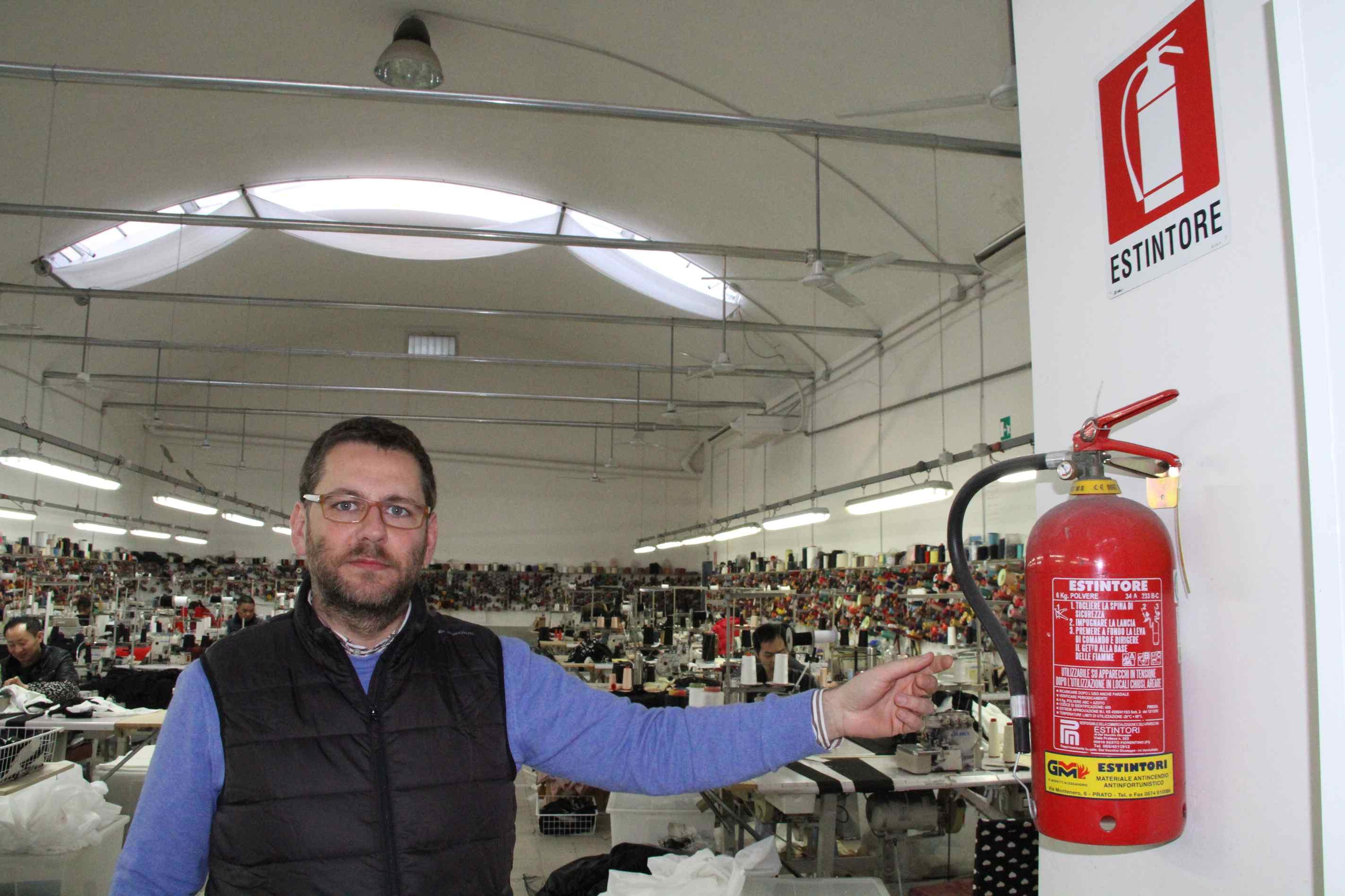 Gianluca Banchelli nell'azienda mostra un estintore (foto Batavia)