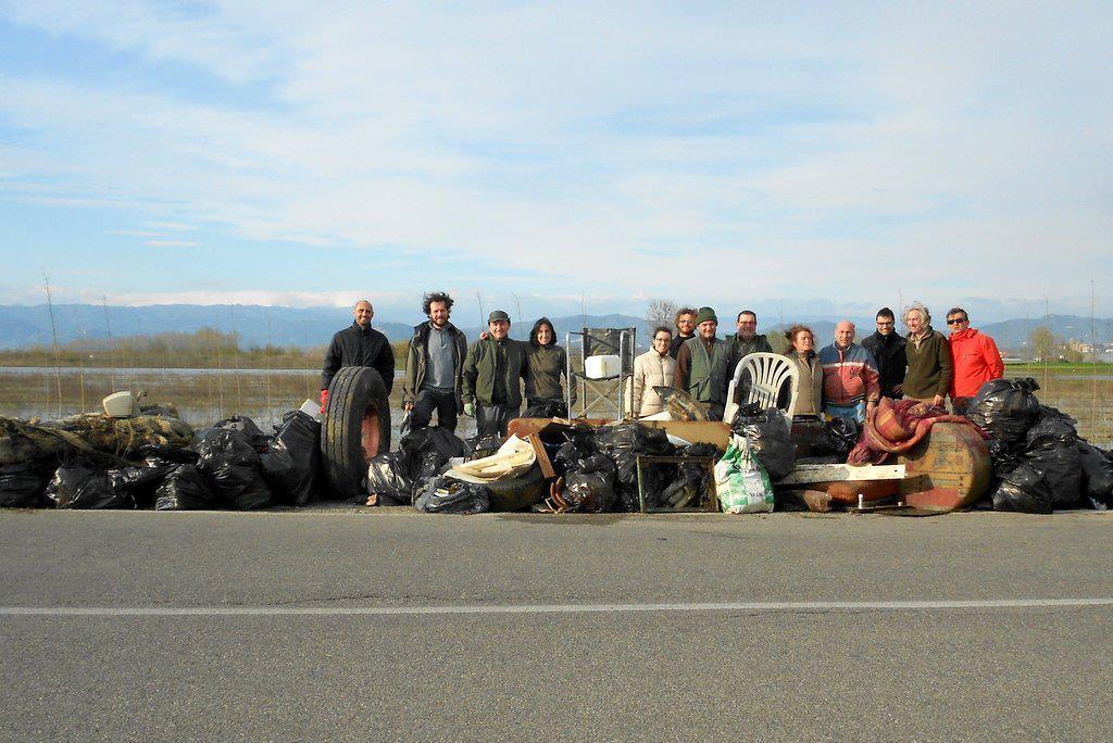 Volontari al lavoro domenica per pulire il Padule