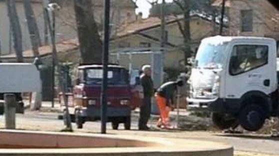 L'ex assessore al verde pubblico a Viareggio fa la spesa di legna gratis