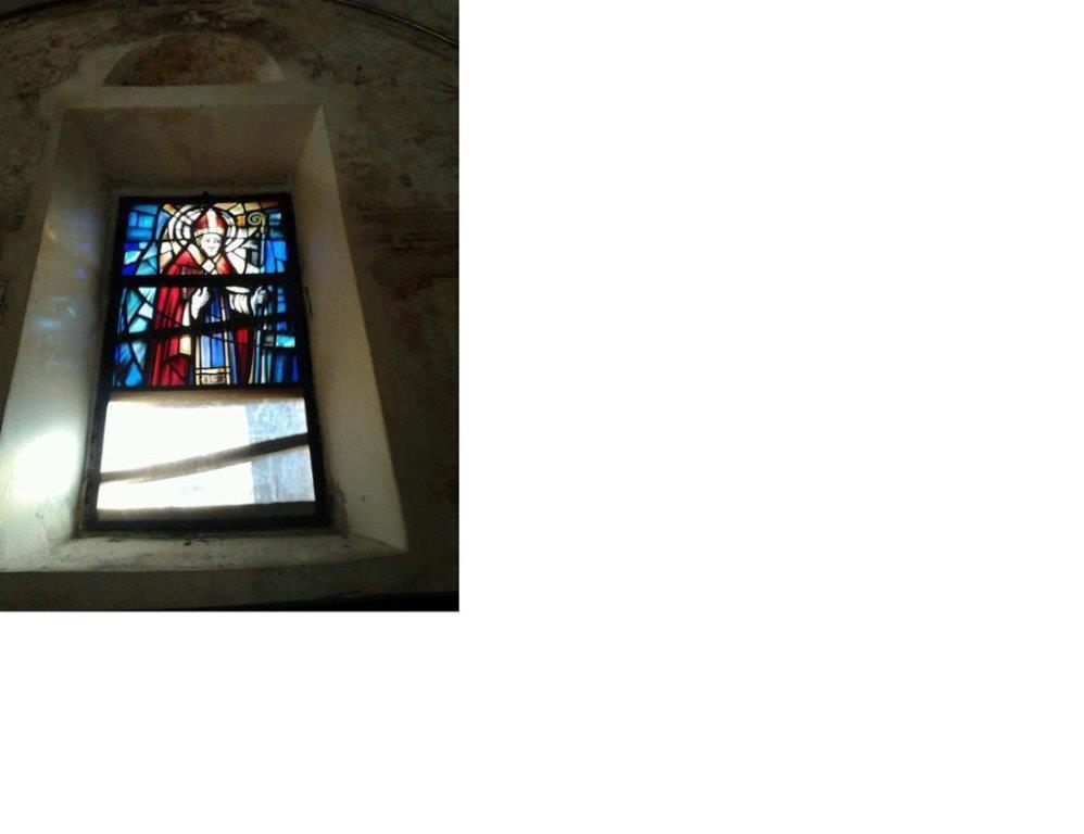 La parte inferiore della finestra-mosaico è stata portata via 
