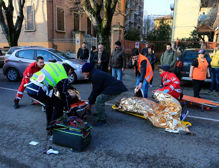Stazione corriere, travolte due sorelle 