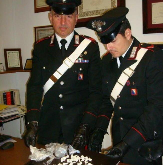Spaccia nel bosco, arrestato con la cocaina 