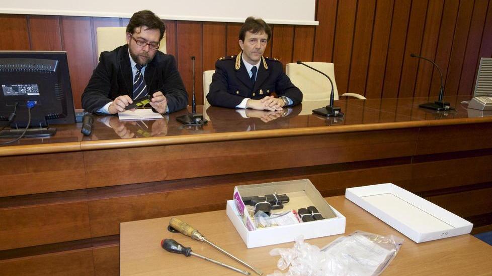 Lo arrestano tra gli applausi della gente