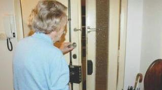 La abbraccia e le porta via la collana d’oro