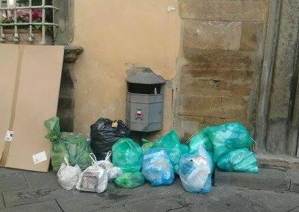 Cumuli di immondizia davanti a casa Puccini