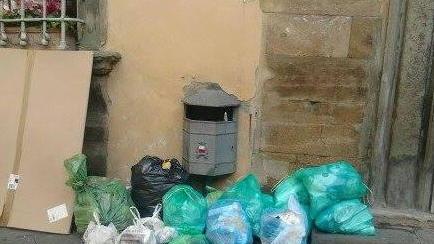 Cumuli di immondizia davanti a casa Puccini