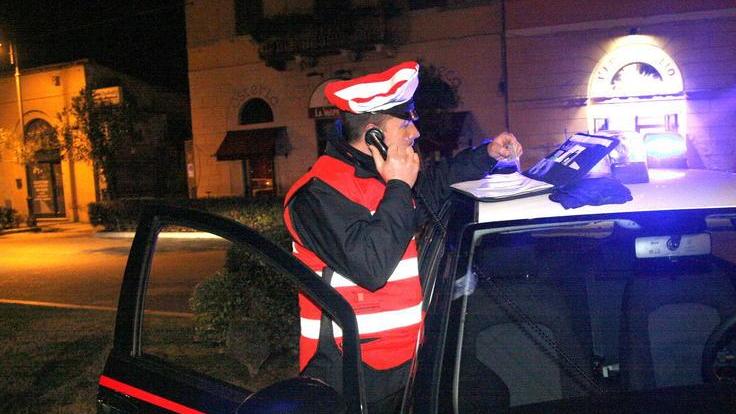 Le strappano la borsa mentre attraversa la strada